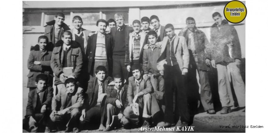 Viranşehir Lisesi Eski Öğrencilerinden Olan Veysi Dinçer, Cesur Durdu, Mehmet Akıncı,  Halil Yılmazer Arkadaşları ve Öğretmenleri