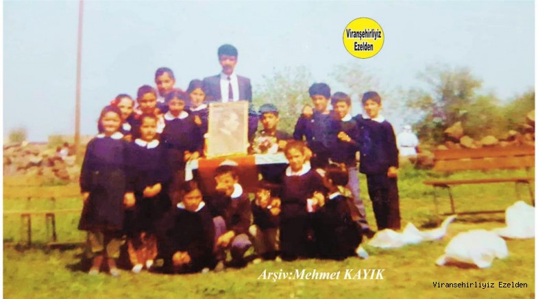 Viranşehir Yukarı Koşanlar (Mozık Köyü) Köyünde 1991 Yılında İlkokul Öğretmenliği Yapmış, Ahmet Çağrı ve Eski Öğrencileri