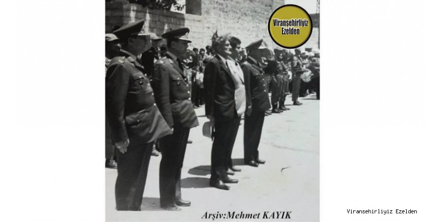  1970 li Yıllarda Viranşehir Belediyesi Eski Başkanı Hasan Taylan ve Diğer Protokol üyelerine Ait Cumhuriyet Bayramı Töreni