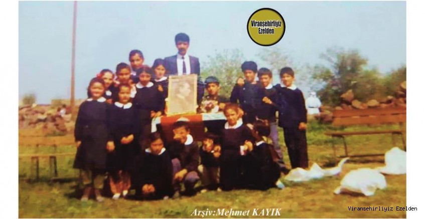 1991 Yılındaki Viranşehir Yukarı Koşanlar Mozık Köyü İlkokulu Eski Öğretmeni Şimdi Almanya’da Yaşayan Ahmet Çağrı ve Eski Öğrencileri