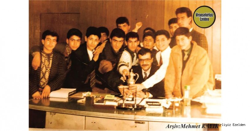 1996 Yılı Viranşehir Lisesi Eski Öğretmenlerinden Merhum Orhan Seyfioğlu, Eski Öğrencilerinden, Şeyhmus Çakar, Halil Yüzücü ve Arkadaşları