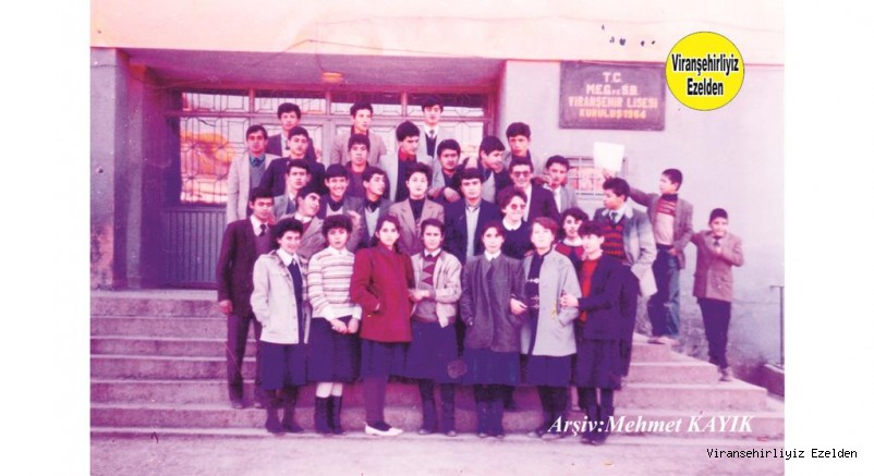 985 li yıllarda Viranşehir Lisesi 5/FEN A Sınıfı Fransızca Öğretmenlerinden Reyhan Hoca, Öğrenciler Abdulkadir Basik, Suphi Öztürk, Lokman Çuvanlıoğlu, Garip Vurgun, Mahmut Vefa, İbrahim Yağan, Merhum Behçet Çıdacı 