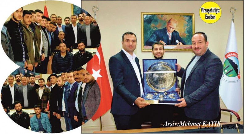 Ak Parti Gençlik Kolları Başkanı Mehmet Garip Köroğlu Belediye Başkanı seçilen Salih Ekinci’ye Gençlik Kolları adına Plaket Takdim etti