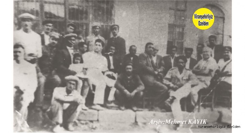 Fuat Altıkardeş ve Arkadaşları Eski Viranşehir Kıraathanesinin Önünde Sohbet ederken