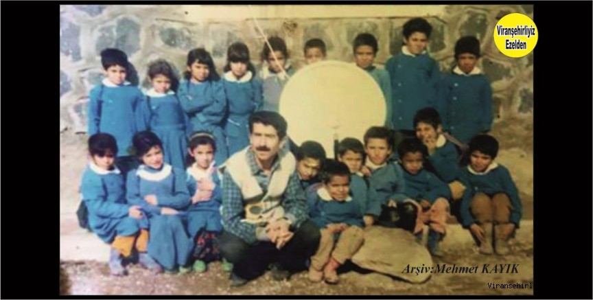 Hemşehrimiz İsmail Şubat Arkadaşları ve Öğretmenine Ait Elgün Köyü İlkokulunda iken, çekilmiş Bir Fotoğraf 