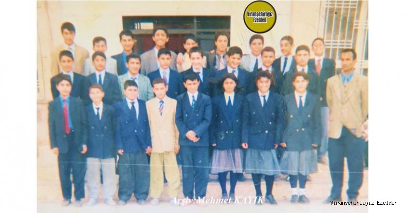 Hemşehrimiz Viranşehir’de Yıllarca Öğretmenlik yapmış, Sevilen Öğretmen Mesut Kak ve Öğrencileri