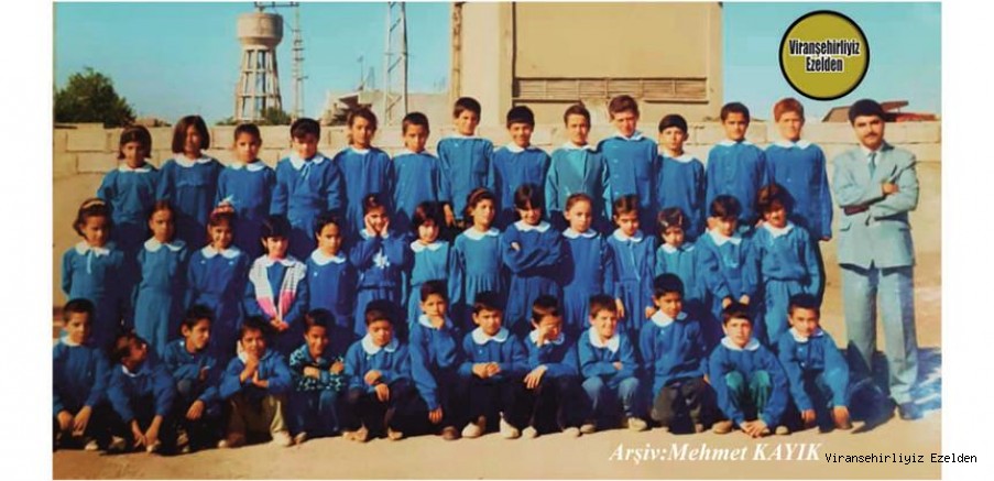 Viranşehir Dumlupınar ilkokulu Eski Öğretmenlerinden, Fırat Ösge ve Eski Öğrencilerine Ait 1997 Yılında Çekilmiş Bir Fotoğraf