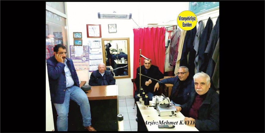 İstanbul’da Terzi Mehmet Alu’nun Mekanında Birasraya gelen, Eyyüp Önen, Şadan Öztürk, Rehan Kaya, Mehmet Alu ve Lokman Öztürk