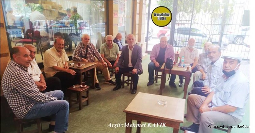 İstanbul Şirinevler Kıraathanesinde Bir Araya Gelmiş Orhan Günhan, Şehmuş Şeran, Halil Özkılavuz, Fahri Kaya(Fahri Hoca), Ali Bahçeli, Nevvaf İtmiş, Turan Yılnur