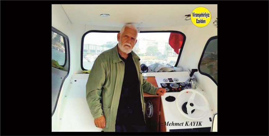 İzmir ilinde yaşayan Mehmet Nuri Duygu’nun Kendi Teknesinde çekilmiş Bir Fotoğrafı