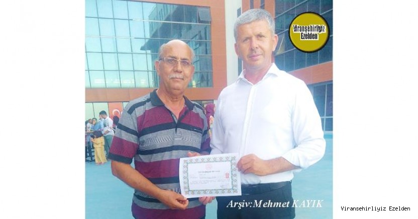  Mersin’de Görev Yaptığı Okulda Üstün Başarı Belgesi alan, Hüseyin Yaver, Okul Müdürü Fatin Rüştü Tuncer’de Belgesini Aldı.
