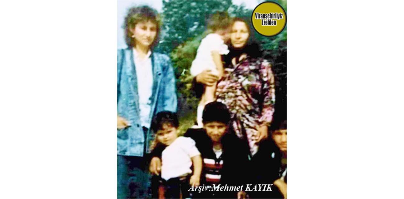 Hemşehrimiz 29 Nisan 1994 Günü Vefat etmiş, Değerli Annelerimizden Olan, Merhume Yaşar Akdoğan, Kızı Hidayet Bayram(Akdoğan), Oğlu Necat Akdoğan, Torunları Arda Bayram ve Seyda Bayram