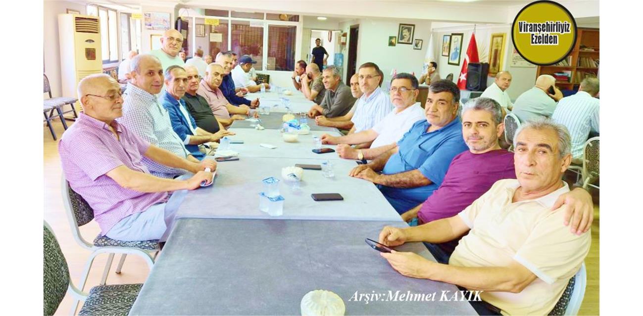 İzmir’de Çoğalan Ailesinin Taziye Programında Bir araya gelmiş, Rehan Kaya, Hüsnü Çakar, Hilmi Uzun, Halil Milkar, Mehmet İnci, Yazar Lütfü Sevmezler, Mehmet Ali Akbaş, İş İnsanı Mustafa Yaşar, Tahsin Nergiz
