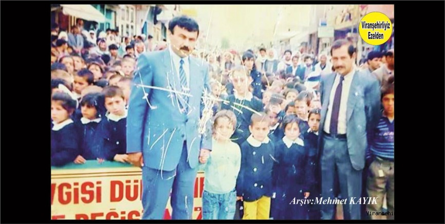 Öğretmen Fahri Kaya, Arkadaşı Öğretmen Mir Osman ve Öğrencilerine Ait 23 Nisan Cumhuriyet Bayramında