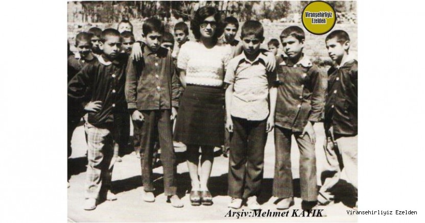Öğretmen Şükran Küçükbayrak, Öğrencileri Halil Küçük, Hasan Yaver, Zülfükar Sevmezler, Cuma Yalçın ve Mehmet Barzani Kumaraslan