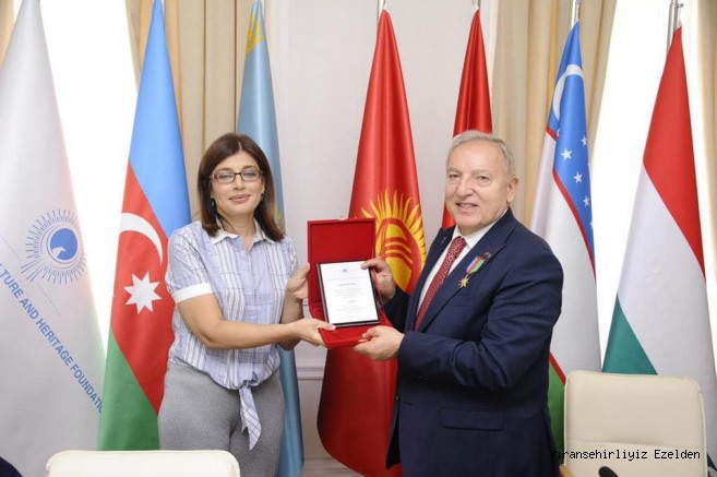 Uluslararası Türk Kültür ve Miras Vakfı Başkanı Günay Efendiyeva, Türkiye'nin  Bakü eski Büyükelçisi Hulusi Kılıç'a plaket takdim etti.