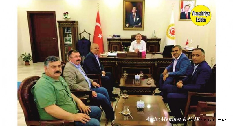 Viranşehir Bayiiler ve Bakkallar Odası Başkanı Eyyüp Kuranlıoğlu ile Yönetim Kurulu Üyeleri, Dönemin İlçe Kaymakamı Ömer Dereci 