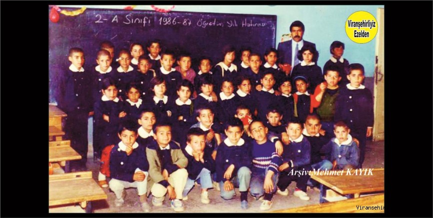 Viranşehir’de 1986-87 Öğretim Yılı Öğretmenlerimizde Sevilen Güzel Öğretmenlerimizden Şehmus Kaplan, Öğrencileri Nuri Kutlu ve Arkadaşları