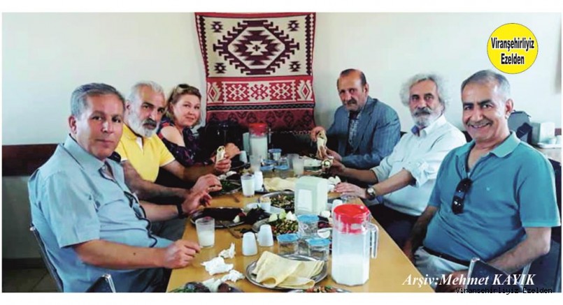 Viranşehir’de Bir Araya Gelmiş Eski Dostlardan, Hüseyin Almaz, Eşi, Ali Polatkol, Fahri Kaya, Mehmet Pirinç ve Mehmet Çoşkun