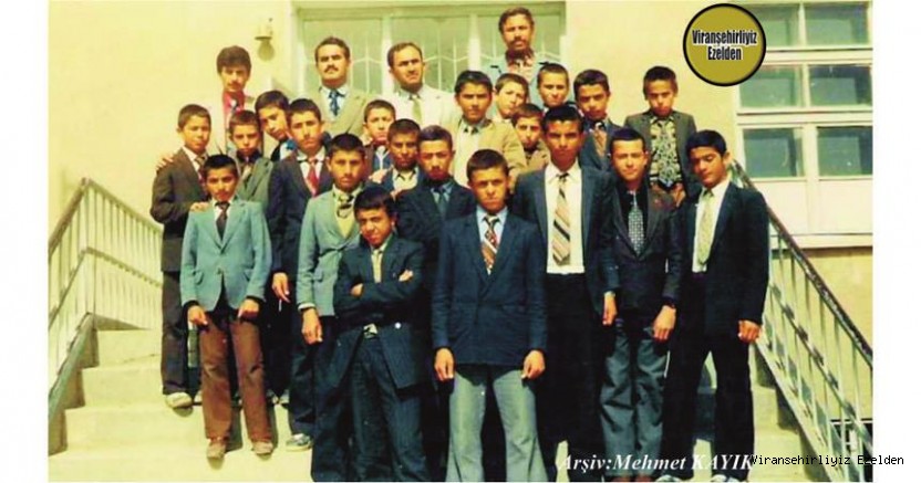 Viranşehir’de Yıllarca Bir Çok Lisemizde Müdürlük yapmış, Müdür Abdulkadir Yolcu, Öğretmen Kemal Çayabatmaz, İle Diğer Öğretmen Arkadaşları, Eski Öğrencilerden, Yunus Dere , Ömer Karagöz, Eyyüp Tanıl