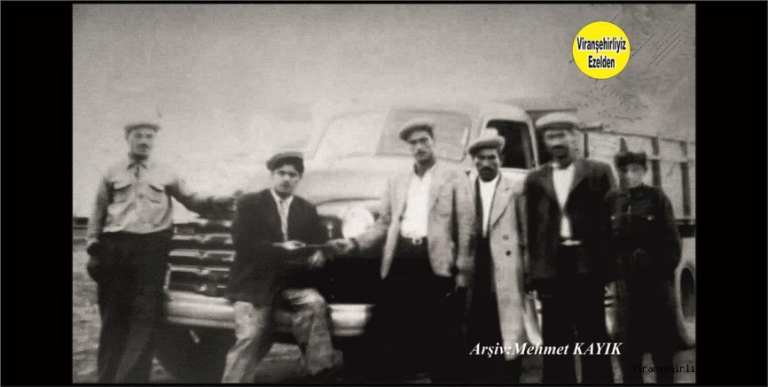 Viranşehir’e 1960 lı yılların Gelen İlk Araçlarından olan  Kamyon önündekiler Merhum Salih Sağır, Merhum Sinan Kınalı, Hacı Ahmet Kuran