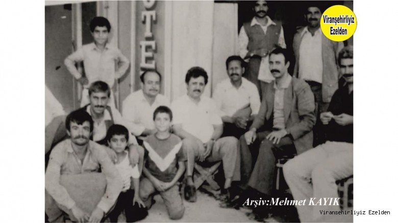 Viranşehir Eski Yıldırım Otel Önünde Süleyman Yıldırım,  Mehmet Mamuk, Suphi Karakurt, Aziz Purdoğan ve Arkadaşları