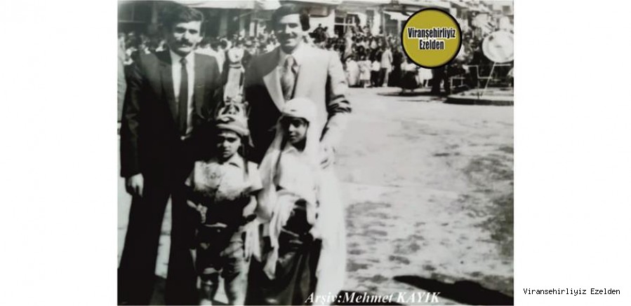 Viranşehir  Göl İlkokulu Eski Öğretmenlerinden, Mustafa Alay ve Eşref Yurdasiper 1980 Yılında Cumhuriyet Meydanında 23 Nisan Bayram Töreninde