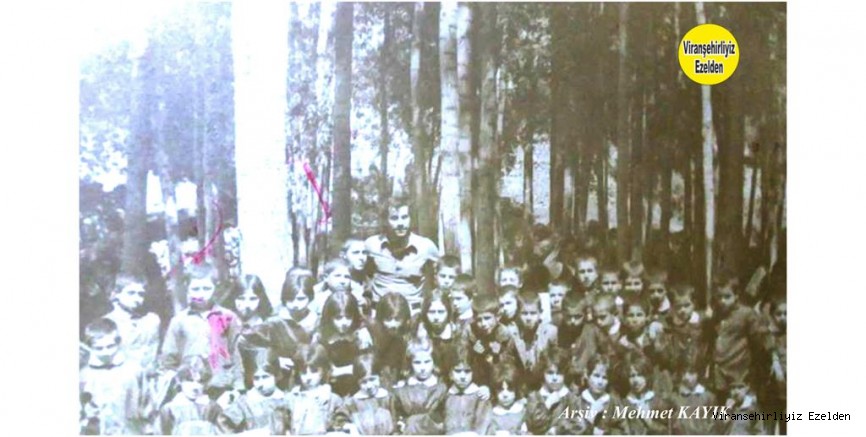 Viranşehir Göl İlkokulu Öğrencilerinden Erdoğan Ergezer ve Arkadaşları 1975 yılında Viranşehir Antin Bahçesinde