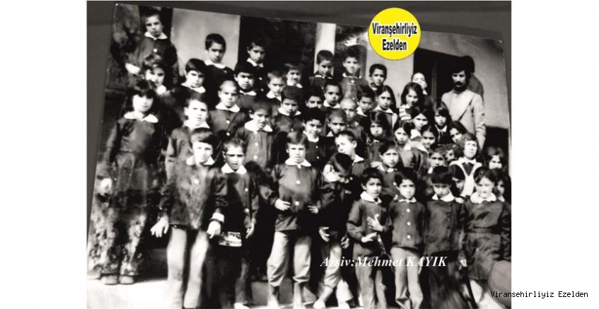 Viranşehir Göl İlkokulu Öğrencilerinden Ramazan Güven, Arkadaşları ve Öğretmenine Ait 1977 Yıllarında Çekilmiş Bir Fotoğraf 