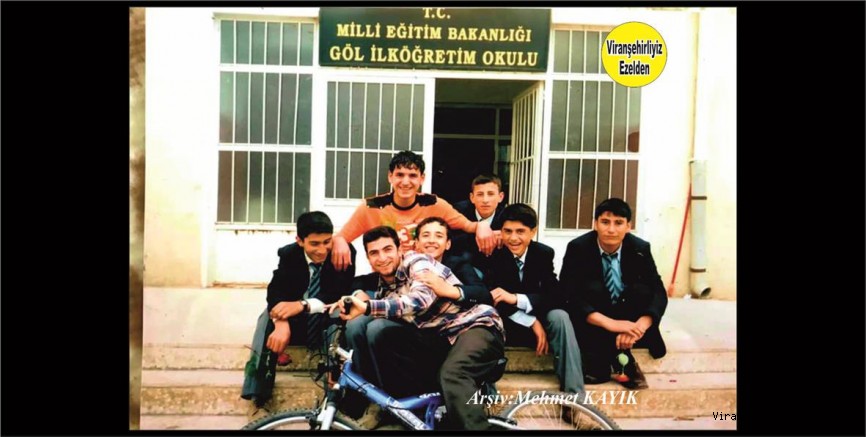 Viranşehir Göl Ortaokulunda Görev yapan Eşref Alkan ve Öğrenciler