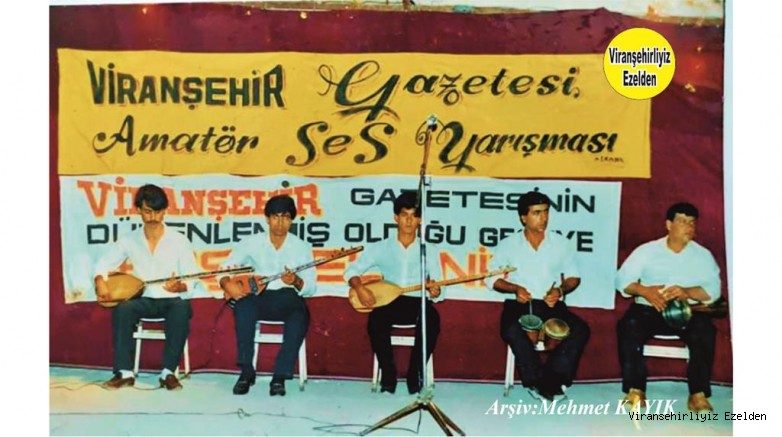 Viranşehir Lale Sinemasında Düzenlenen Amatör Ses yarışmasında Saz Grubu Üyeleri Ali Karaca, Şehmus Açık, Mahmut Yaman ve Mehmet Karaatlı