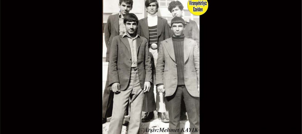 Viranşehir Lisesi 1975 Yılı Eski Öğrencilerinden Mehmet Turan, İskender Ediz, Merhum Ahmet Polatkol, Merhum Abdo Hançer ve Arkadaşı