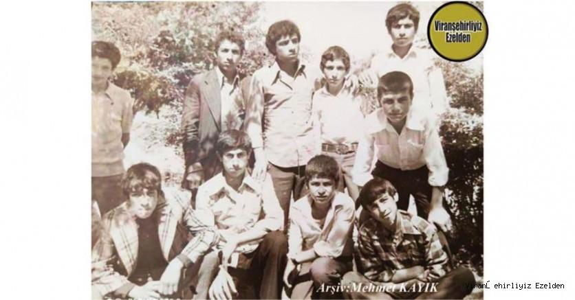 Viranşehir Lisesi Eski Öğrencilerinden, Ayaktakiler: İhsan Aydoğan, Bahri Ekinci, Sefer Aytar, Merhum Basri Gören, Mustafa Kılıç, Eyyüp Sağır, Oturanlar: Merhum Remzi Çakar, Ramazan Orman, Mehmet Kayık