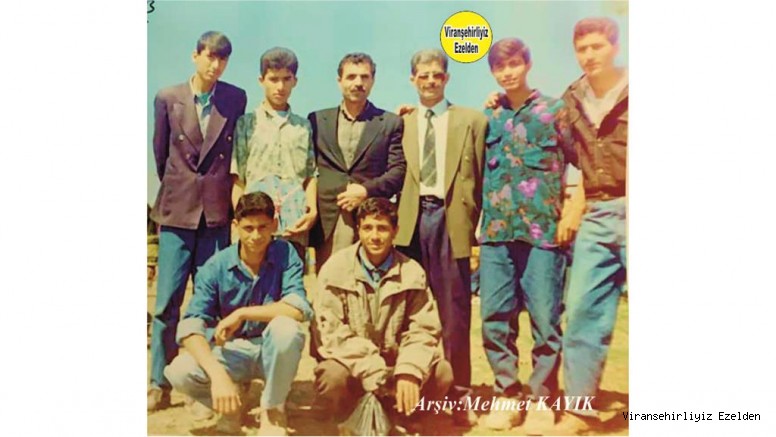 Viranşehir Lisesi Eski Öğrencilerinden İbrahim Bahçeci, Ali Varol, Mahmut Çoban ve Arkadaşlarına Ait 23 Nisan 1993 yılında çekilmiş Bir Fotoğraf 