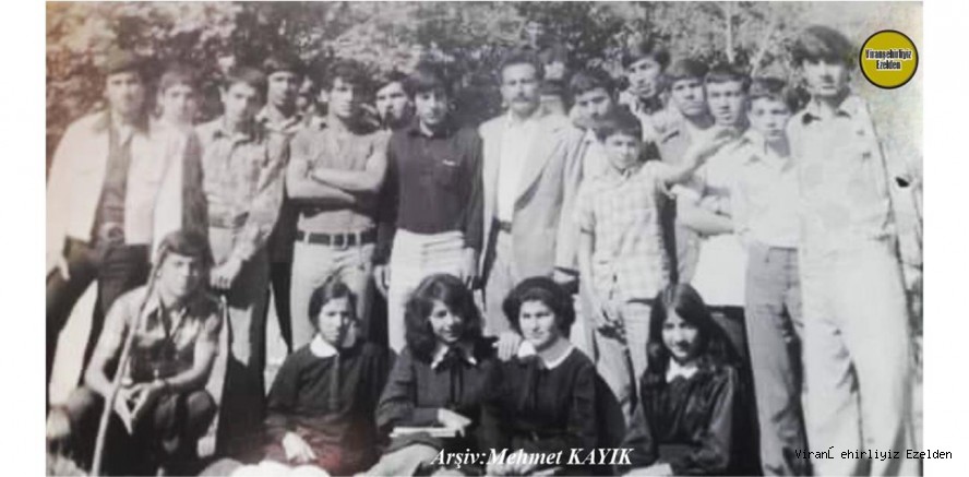 Viranşehir Lisesi Eski Öğrencilerinden Kadriye Tabulga(Bayraktar), Arkadaşları ve Öğretmen Mehmet Koyuncu