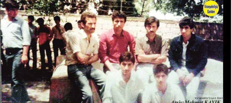Viranşehir Lisesi Eski Öğrencilerinden Mehmet Çakmak, Arkadaşları ve Öğretmen Hüseyin Kadıoğlu