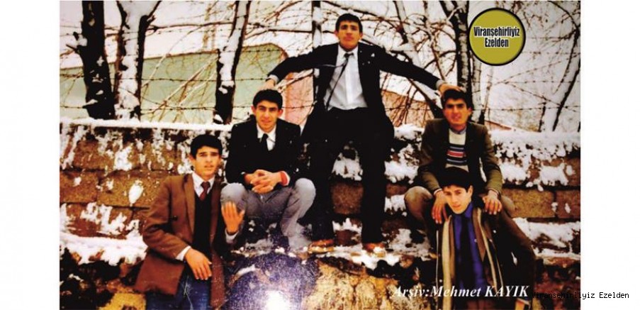 Viranşehir Lisesi Eski Öğrencilerinden, Recep Sığak, Yılmaz Karaboğa, Mehmet Oğuz ve Arkadaşlarına Ait 1980 li Yıllarda Çekilmiş Bir Fotoğraf 