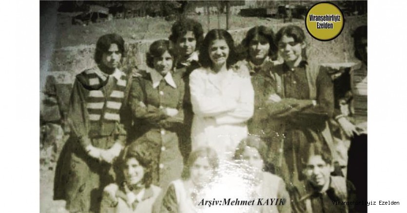 Viranşehir Lisesi Eski Öğretmeni Mualla Anbarlı Paydaş, Eski Öğrencilerinden, Nevin Dursun Neslihan Özkan ve Arkadaşları