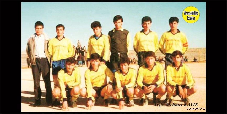 Viranşehir Lisesi Futbol Takımı Futbolcularından Nihat Kılınç, Hacı Yaşar ve Arkadaşları