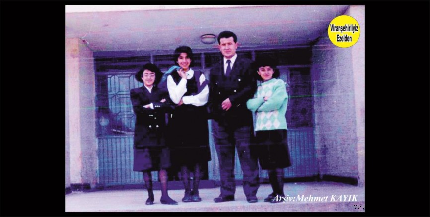 Viranşehir Lisesi Öğrencilerinden Nevin Yıldız, Arkadaşları ve Edebiyat Öğretmeni Mustafa Aşina