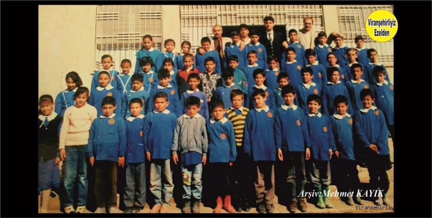 Viranşehir Uluğbey İlkokulu Müdürü Abdulkadir Kaydı ve Öğrencileri