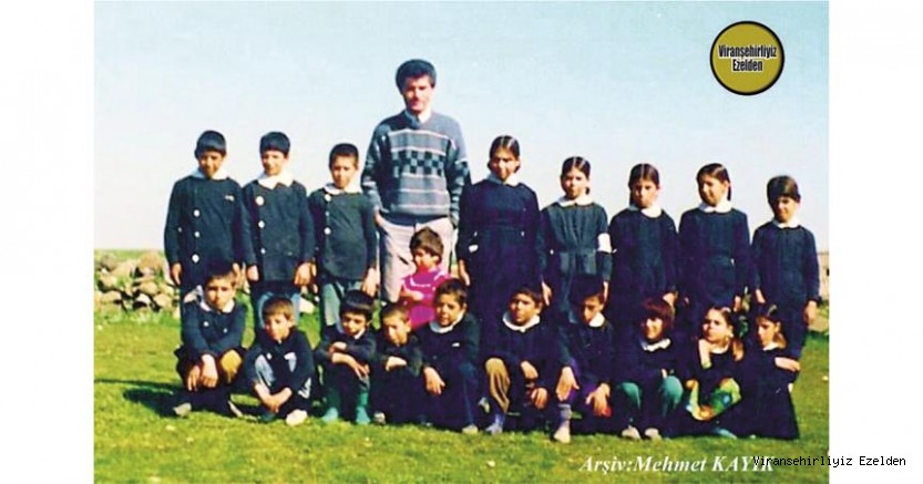 Viranşehir Oğlakçı Köyüne İlk ataması yapılan, Öğretmen Sezai Kaya ve İlk Öğrencileri
