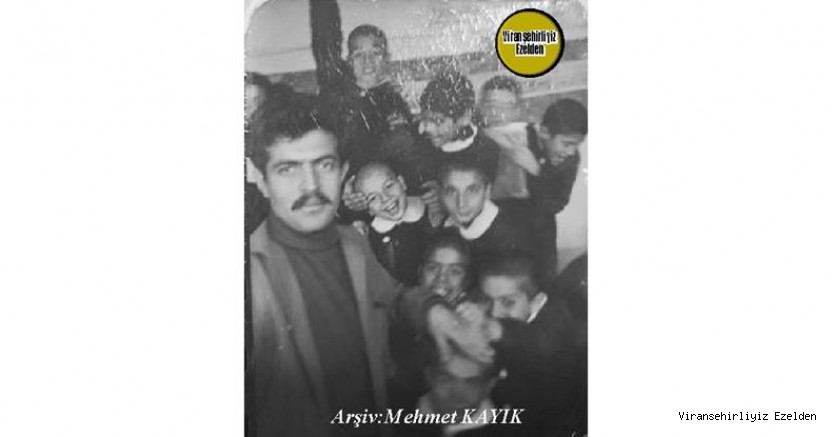 Viranşehir Sakarya İlkokulu Eski Öğrencilerinden Cihan İşcan, Ayhan Seyfioğlu, Merhum Mustafa Gezgör, Öğretmen Mustafa Karakurt