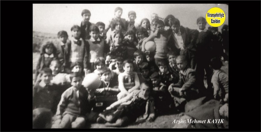 Viranşehir Sakarya İlkokulu Eski Öğretmenlerinden Öğretmen Ekrem Çuvanlıoğlu, Eski Öğrencilerinden Nilgün Kayık ve Arkadaşları