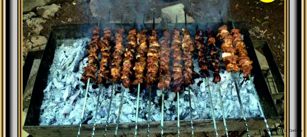“Viranşehirliyiz Ezelden” Sayfası Olarak GEÇMİŞTEN GELECEĞE Arşivimizden Yayınlamaya Devam Ediyoruz Viranşehir'in Meşhur Ciğer Kebabına Ait Bir Fotoğraf Yayınlıyoruz