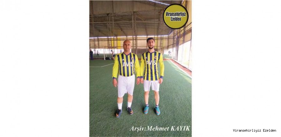 Viranşehirsporda Stoper Mevkisinde Futbol oynamış, Aslan Pamay ve Oğlu Muhammed Mustafa Pamay’a Ait Mizgin Halısaha Spor Tesislerinde çekilmiş Bir Fotoğraf