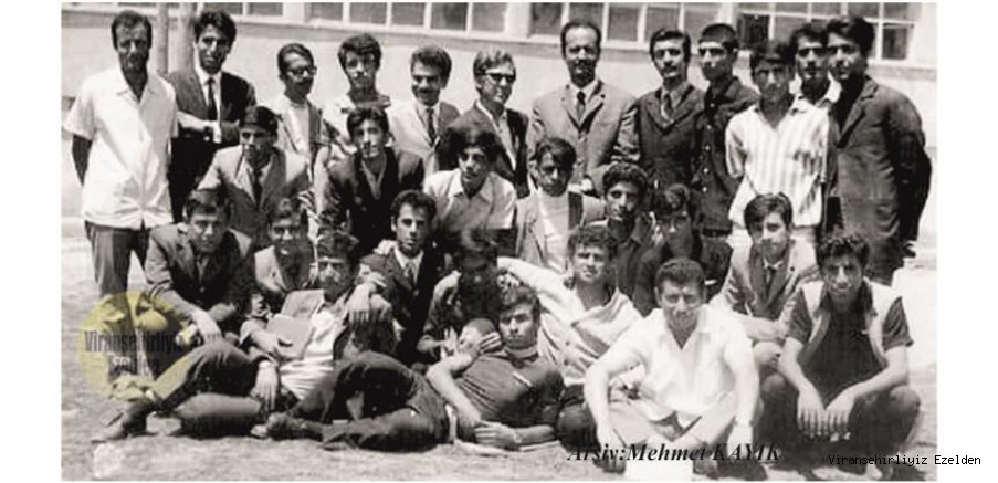 Yıl 1971 Viranşehir Lisesi Eski Öğrencilerinden Mahmut Aydın, Sıtkı Orman, Bedrettin Kutlu, Adnan Dinçer, Reşit Delek, Merhum Halil Uçar, Merhum Eyyüp Özturan, Merhum Nihay Üçyıldız, Merhum Ahmet Ezberci 