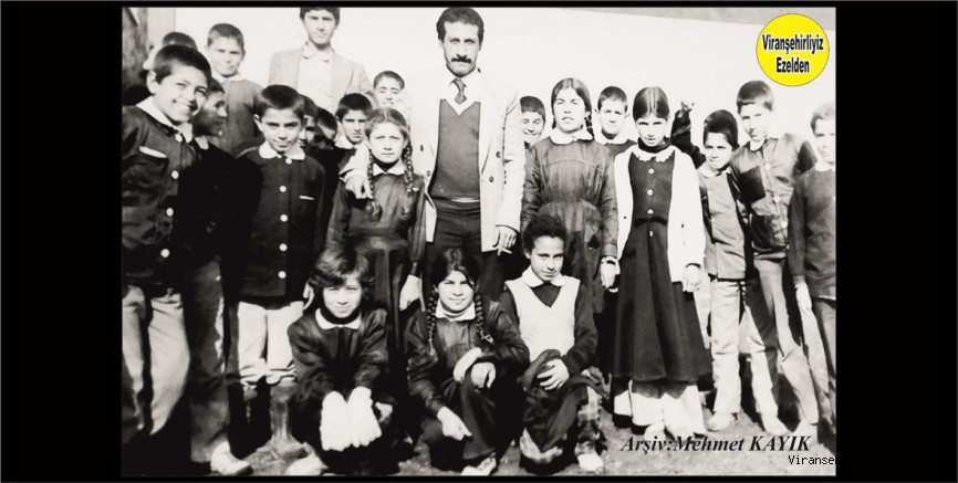 Yıl 1982 Dumlupınar İlkokulu Öğretmen Mehmet Yılmaz ve Öğrencileri