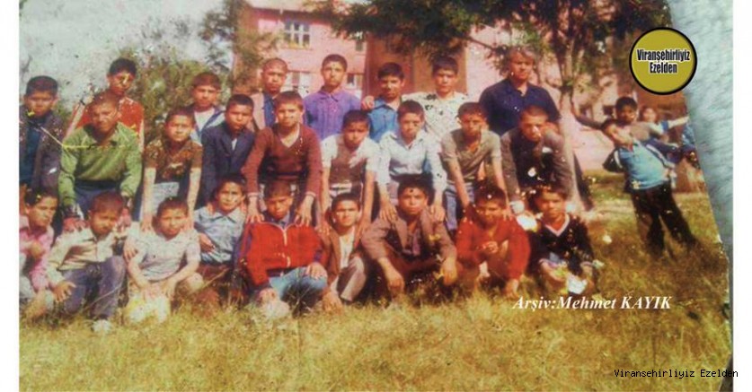 Yıl 1984 Viranşehir Yatılı İlköğretim Bölge Okulu(YİBO) Eski Öğrencilerinden, Abdulaziz Kılınç, Arkadaşları ve Eski Sınıf Öğretmenleri Mehmet Üstündağ
